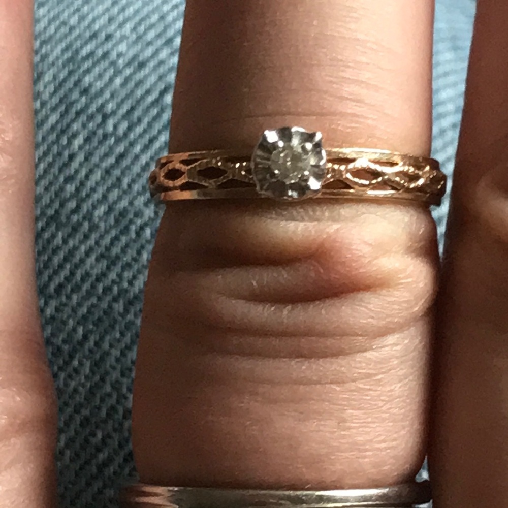 Elegant Gold Solitaire Ring